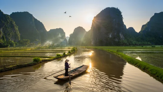 Baie de Ha Long terrestre : ce joyau méconnu du Vietnam qui rivalise avec l'original