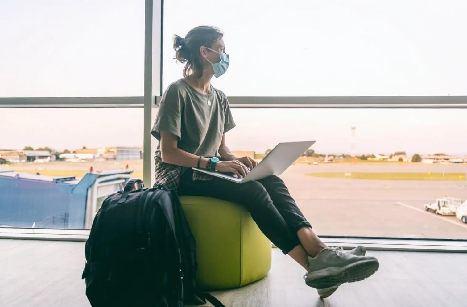 Une voyageuse à l'aéroport