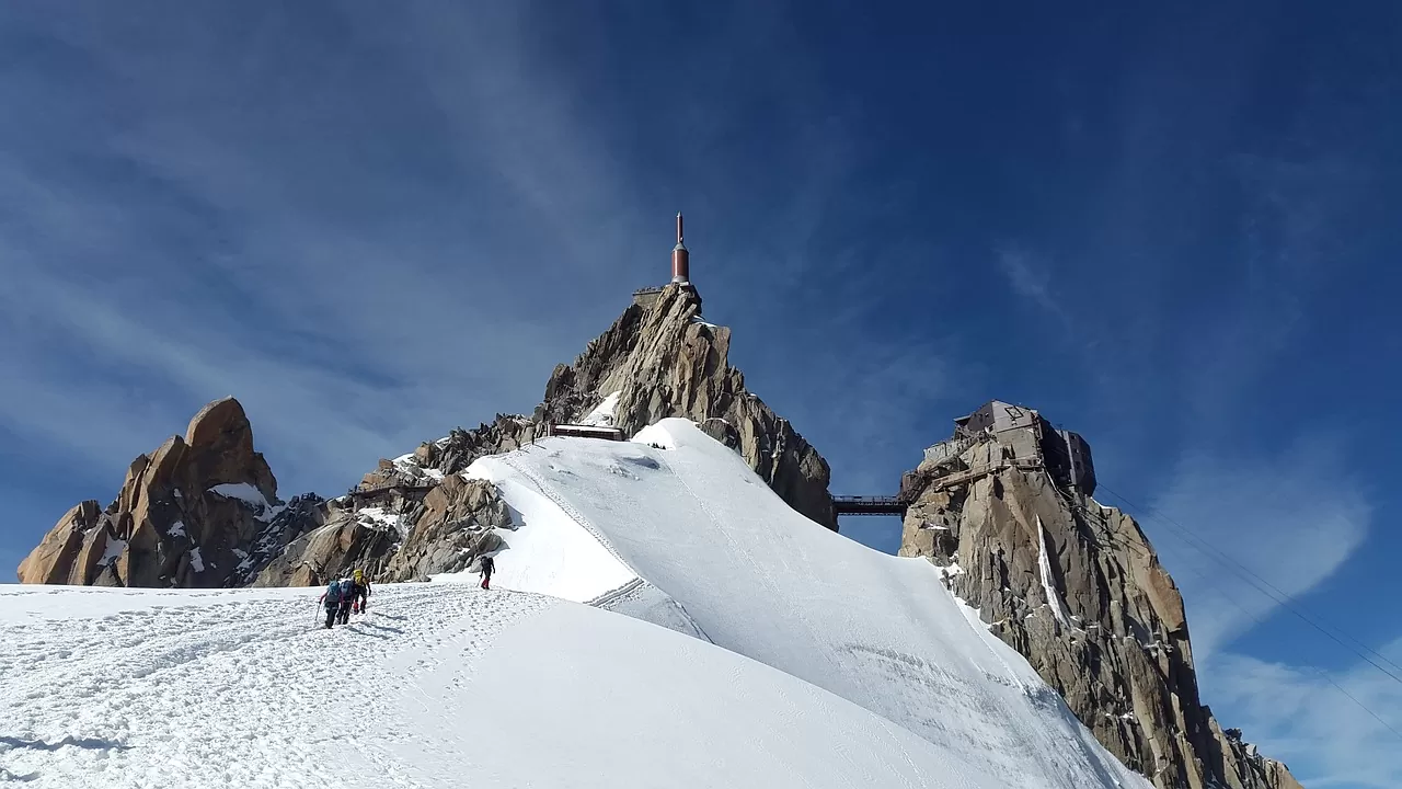 Quelles sont les principaux sommets à survoler lors d'un tour en hélicoptère en Haute-Savoie ?