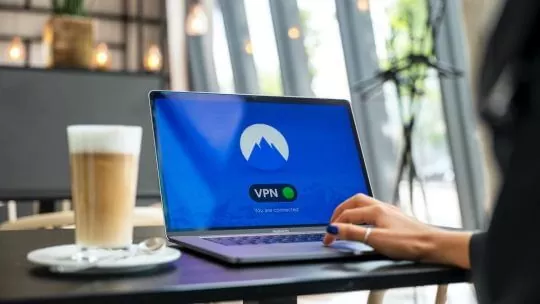 Pourquoi utiliser un VPN pour voyager : avantages et utilisations essentielles